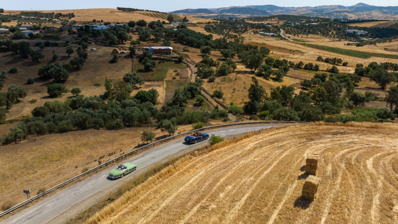 Rallye voiture de collection au Maroc en drone